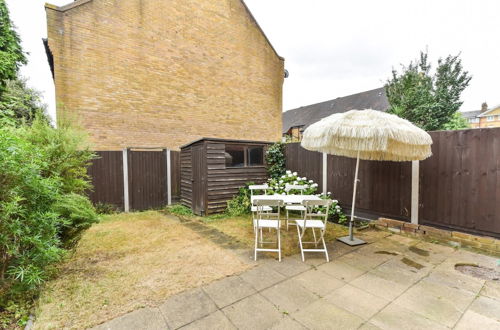 Photo 21 - Modern 4 Bedroom Terraced House by the Thames