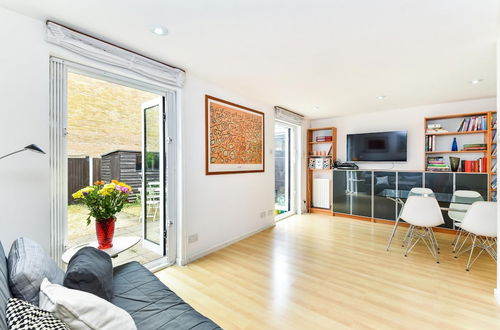 Photo 9 - Modern 4 Bedroom Terraced House by the Thames