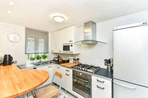 Photo 8 - Modern 4 Bedroom Terraced House by the Thames