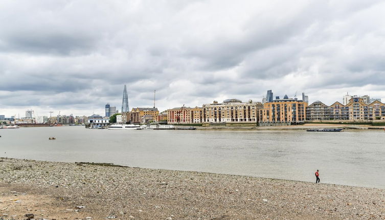 Photo 1 - Modern 4 Bedroom Terraced House by the Thames