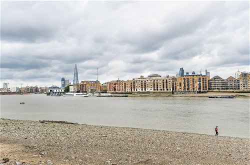Photo 1 - Modern 4 Bedroom Terraced House by the Thames