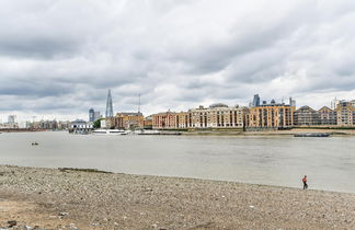 Photo 1 - Modern 4 Bedroom Terraced House by the Thames