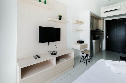 Photo 3 - Nice & Comfy Studio Apartment Casa De Parco