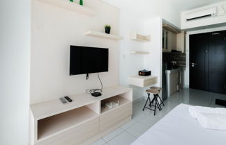 Photo 3 - Nice & Comfy Studio Apartment Casa De Parco