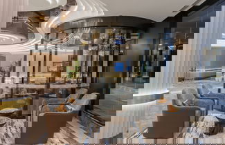 Photo 1 - Meriton Suites Broadbeach, Gold Coast