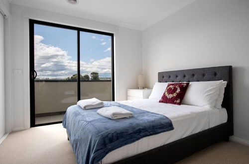 Photo 2 - Captivating Large 4br@narre Warren