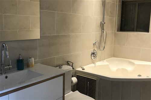 Foto 18 - 2 Bedroom Apartment with Hot Tub Facing Bograshov Beach