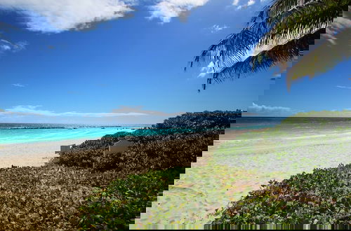 Foto 18 - Stunning Beachfront 2-Bed Condo with Pool - Ocean One 204 by BSL Rentals