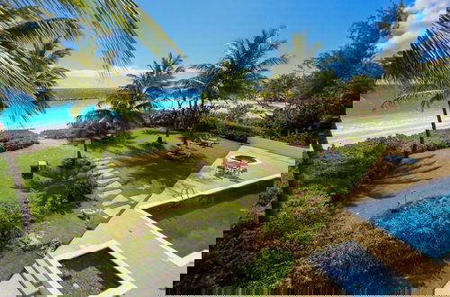 Foto 10 - Stunning Beachfront 2-Bed Condo with Pool - Ocean One 204 by BSL Rentals