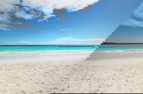Foto 19 - Stunning Beachfront 2-Bed Condo with Pool - Ocean One 204 by BSL Rentals