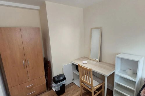 Photo 5 - Spacious 3 Bedroom Apartment Near Camden With Balcony