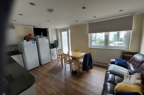 Foto 9 - Spacious 3 Bedroom Apartment Near Camden With Balcony