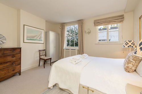 Photo 2 - Altido Elegant 2-Bed Mews Flat Near Buckingham Palace