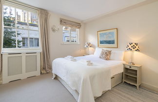 Photo 3 - Altido Elegant 2-Bed Mews Flat Near Buckingham Palace