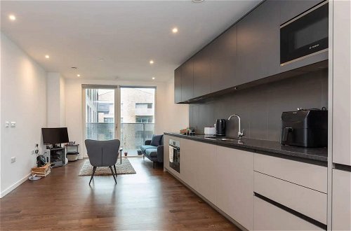 Photo 5 - Modern 1 Bedroom Apartment With Balcony in Surrey Quays