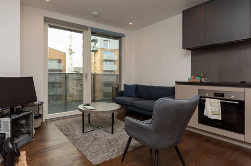 Photo 8 - Modern 1 Bedroom Apartment With Balcony in Surrey Quays