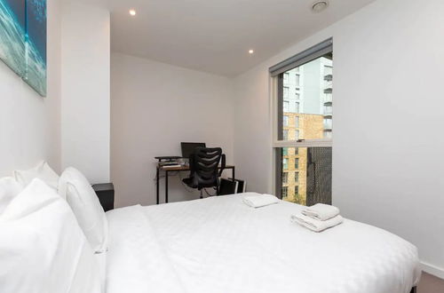 Foto 3 - Modern 1 Bedroom Apartment With Balcony in Surrey Quays