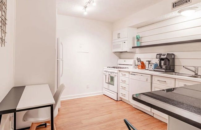 Chic 2BR Near Triangle With King Beds Fast Wifi - Foto 4