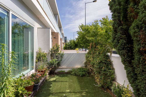 Photo 16 - JOIVY Sleek House W/Balcony & 2 Terraces In Porto