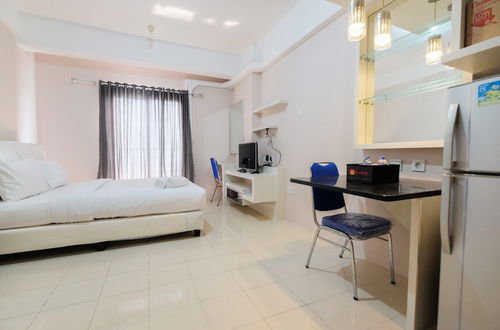 Photo 5 - Minimalist Studio Room at Sunter Park View Apartment