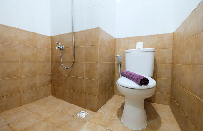 Studio at Green Pramuka City Serene Apartment Living By Travelio - Foto 10