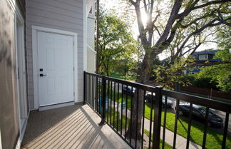 Photo 2 - Gorgeous 2-bedrooms Duplex Upper Unit