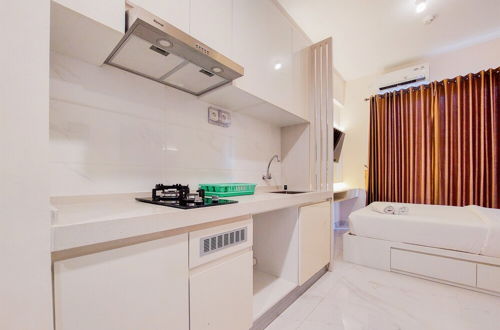 Photo 7 - Comfy And Fancy Studio Apartment At Sky House Bsd