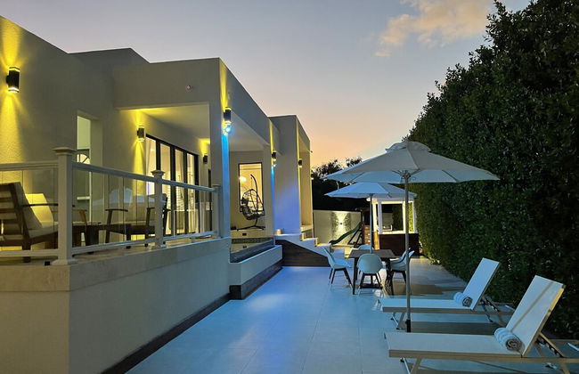 The White House TCI Guest House - Photo 1