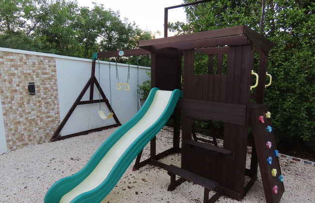 The White House TCI Guest House - Photo 3