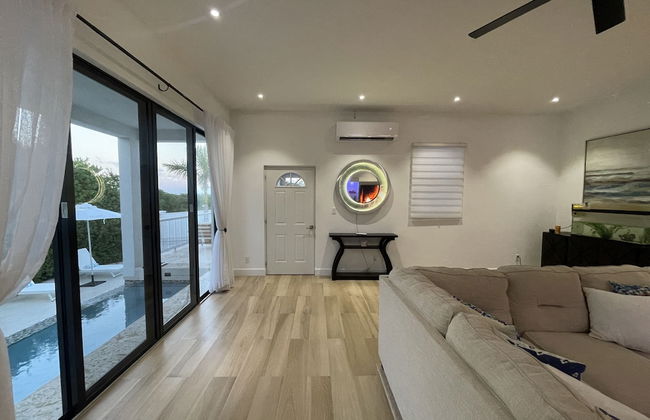 The White House TCI Guest House - Photo 11