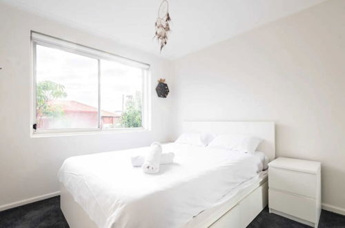 Photo 2 - Sunny 1 Bedroom Apartment in St Kilda Near the Beach