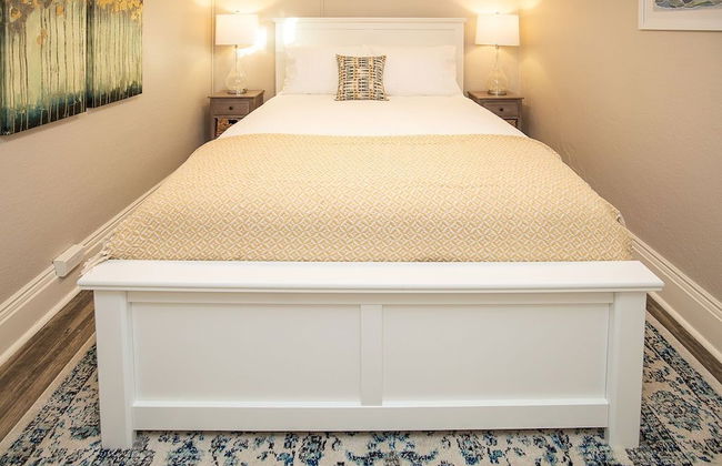 Cozy Retreat | Walk to Unc | Free Cruiser Bikes - Photo 2