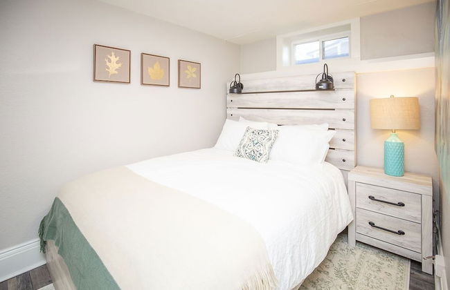 Cozy Retreat | Walk to Unc | Free Cruiser Bikes - Photo 4