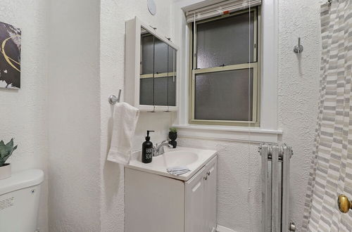 Photo 11 - 1BR Portage Park Apt in Montrose