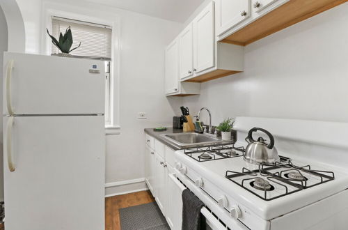 Photo 6 - 1BR Portage Park Apt in Montrose