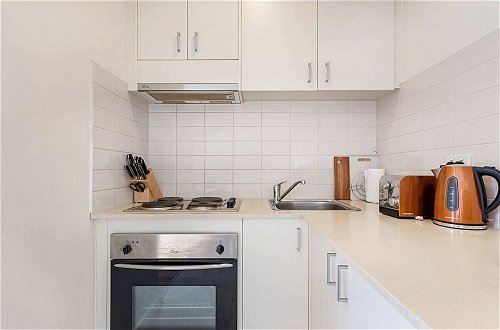 Foto 5 - Prime Location 1 Bedroom Apartment Near MCG With Parking