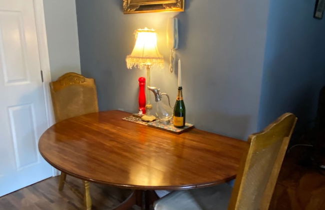 Studio - Sleeps 2 - Pets - Terrace - Parking - Foto 10