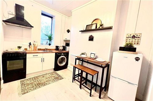 Foto 1 - Skyline King Beautiful 1-bed Apartment in Swansea