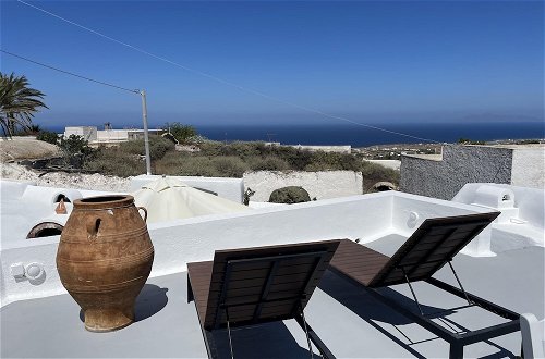 Foto 17 - Charming 2-bed Villa in Thera With Outdoor hot tub