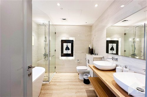 Photo 44 - Luxurious Apartment With Iconic Burj View