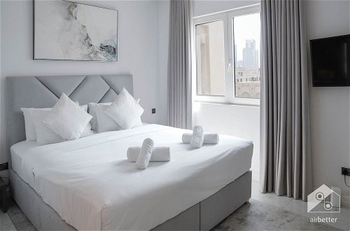 Photo 15 - Luxurious Apartment With Iconic Burj View