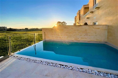 Foto 7 - Amazing 4 Bedroom Holiday Home With Infinity Pool