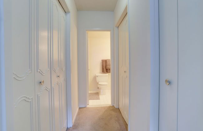 Crystal City Condo w Top Amenities - Foto 26