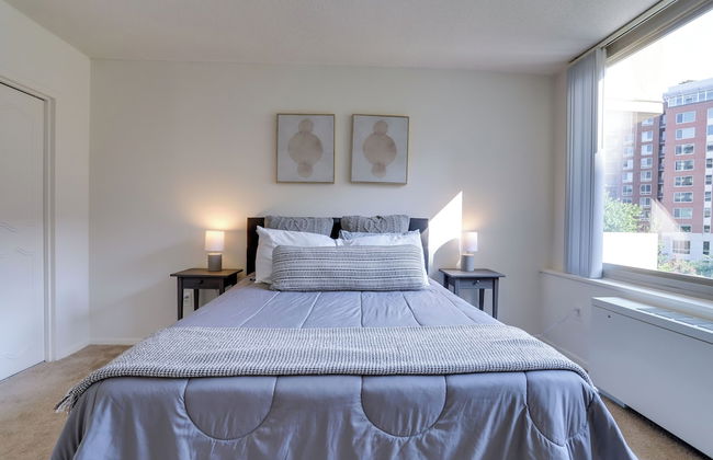 Crystal City Condo w Top Amenities - Foto 4