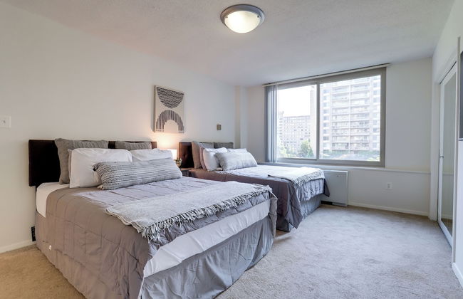 Crystal City Condo w Top Amenities - Foto 9