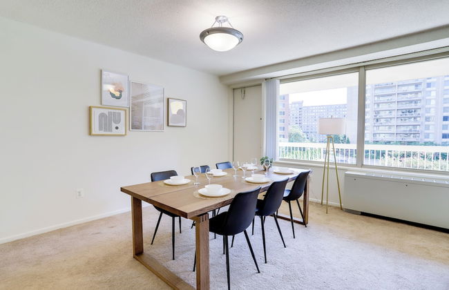 Crystal City Condo w Top Amenities - Foto 12
