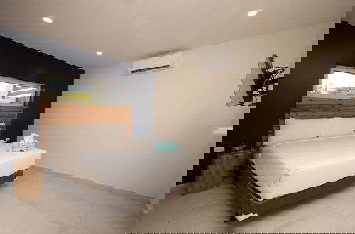 Foto 7 - NEW - Cozy Modern One Bedroom Close to Beach
