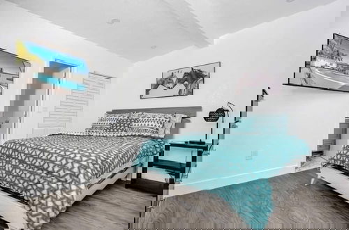 Photo 11 - Spacious Home With Heated Pool