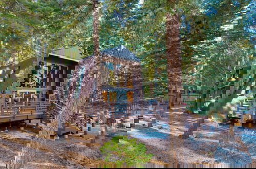 Foto 38 - Lundy Bearden Serene Tahoe Retreat With Deck Fireplace and Forest Views