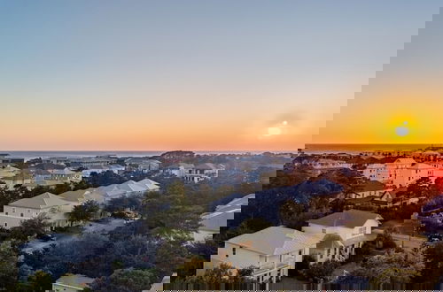 Foto 48 - Gulf Coast Gem by Avantstay 3 Blocks to Beach Town Plaza Community Pool